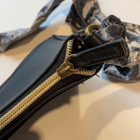 Twig & Arrow Small Black Purse Gray Velvet Strap Zipper Bag D24 - Picture 9 of 16